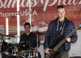 Gimnazijalci na Christmas Platzu ispred „Ušća”