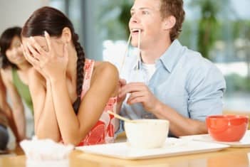 Muvanje u školskom restoranu