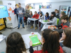 Savremeni gimnazijalci u učionici