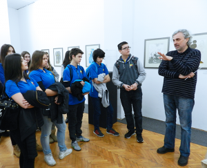 Đaci Savremene gimnazije u Kući legata na izložbi