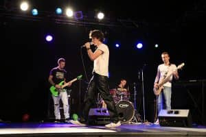  Savremeni gimnazijalci drže koncert