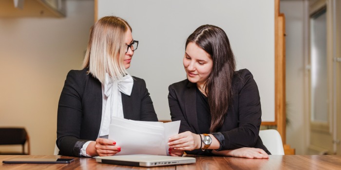 dve devojke čitaju dokument kako napisati dobar CV