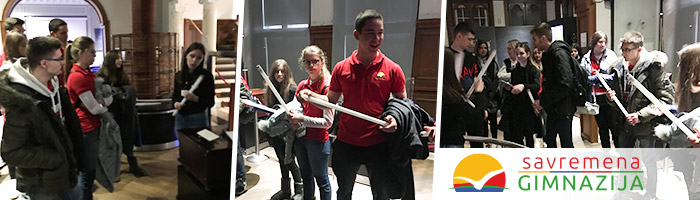 Učenici razgledaju predmete Nikole Tesle