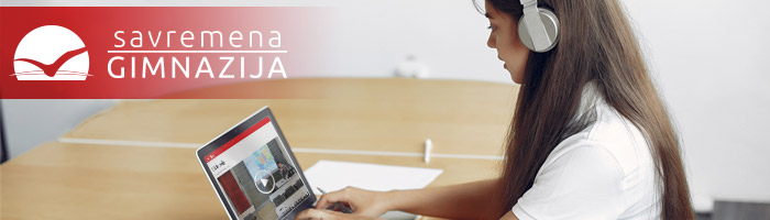 učenica sluša lekciju preko live streama
