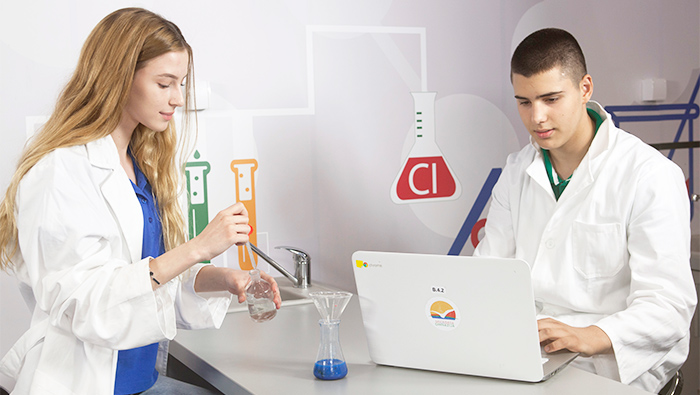 Učenici u laboratoriji 